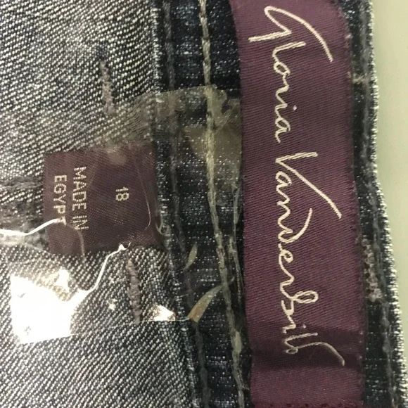 Gloria Vanderbilt - Picture 3 of 7